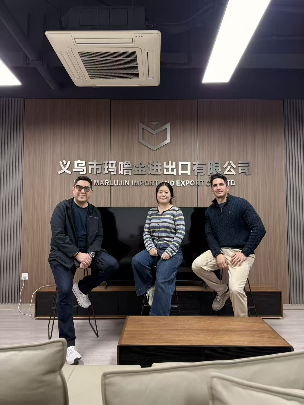 Equipo de Bull Era y Marlu Logistic en la oficina de Yiwu